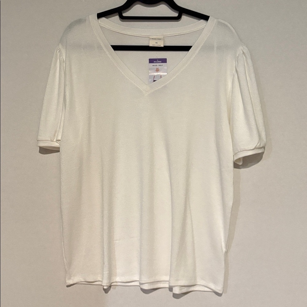 NWT!  Mod Ref - Women's V-Neck Puff Sleeve Shirt. Top. sweater. Size XXL.  white